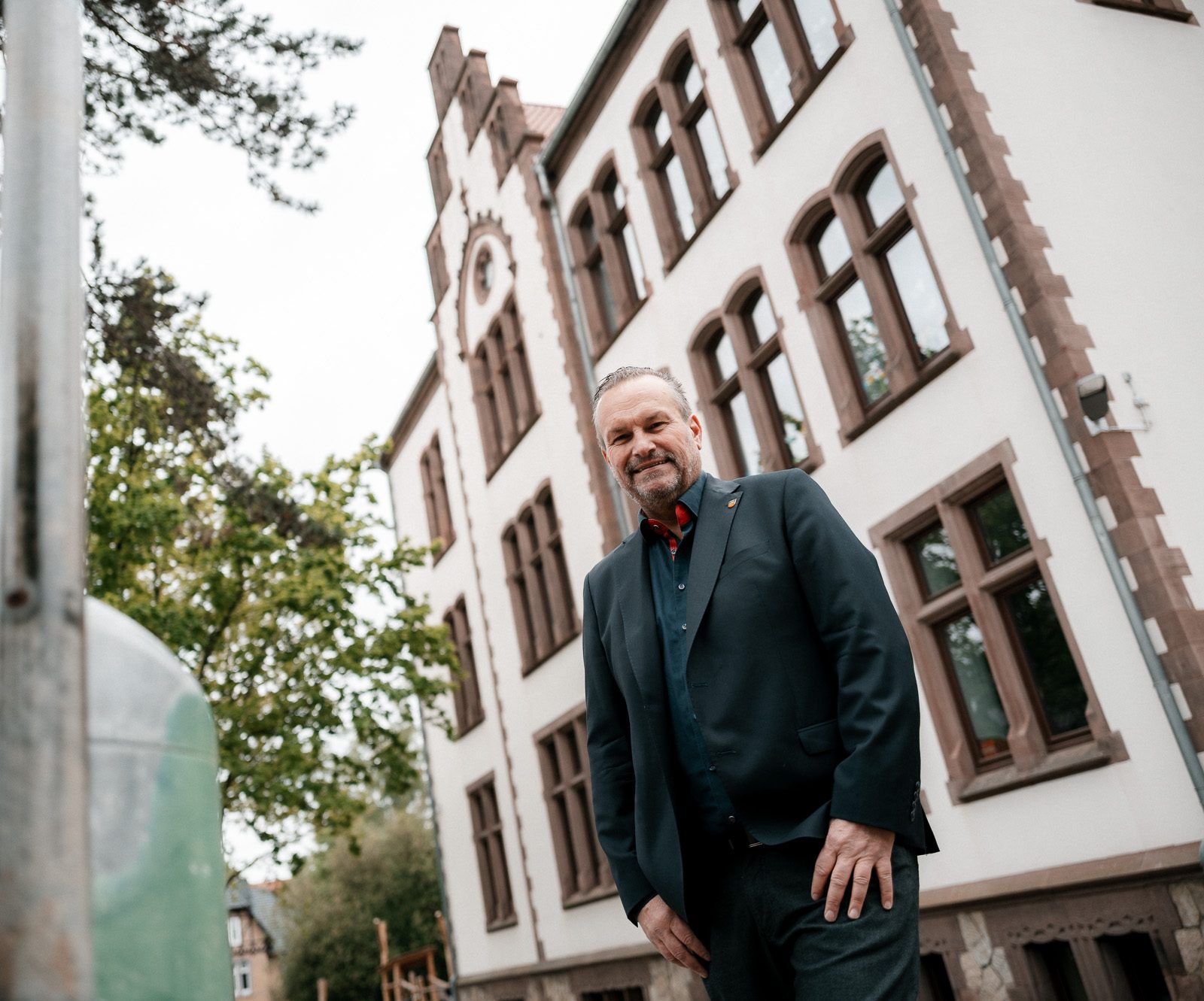 Malte Schober vor einer Northeimer Schule